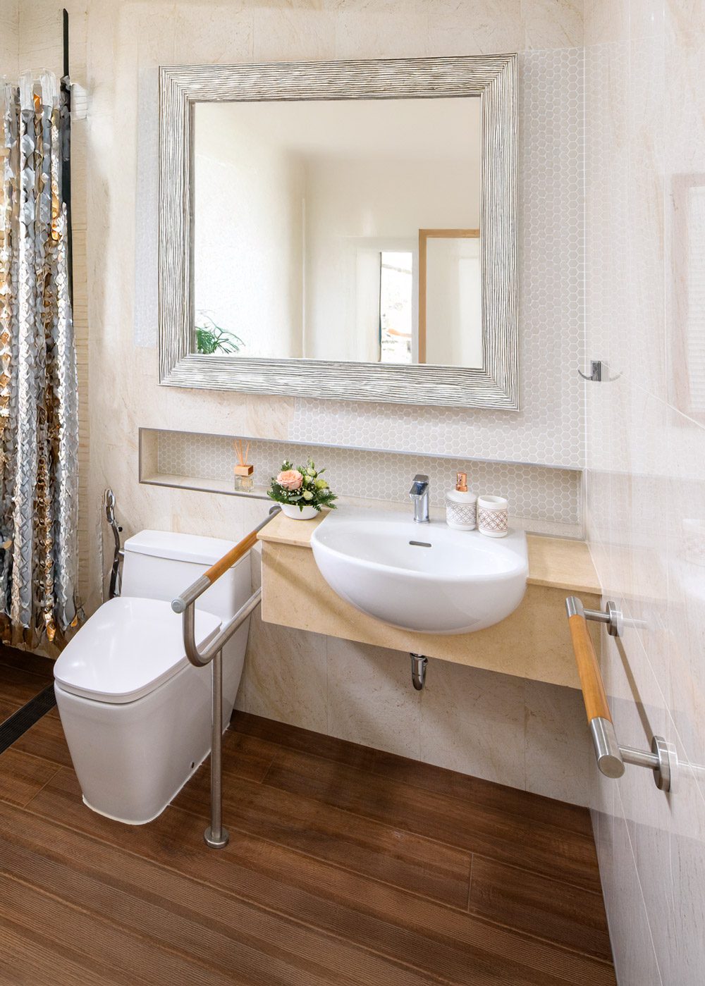 bathroom-with-grab-bars-GettyImages-1444133638