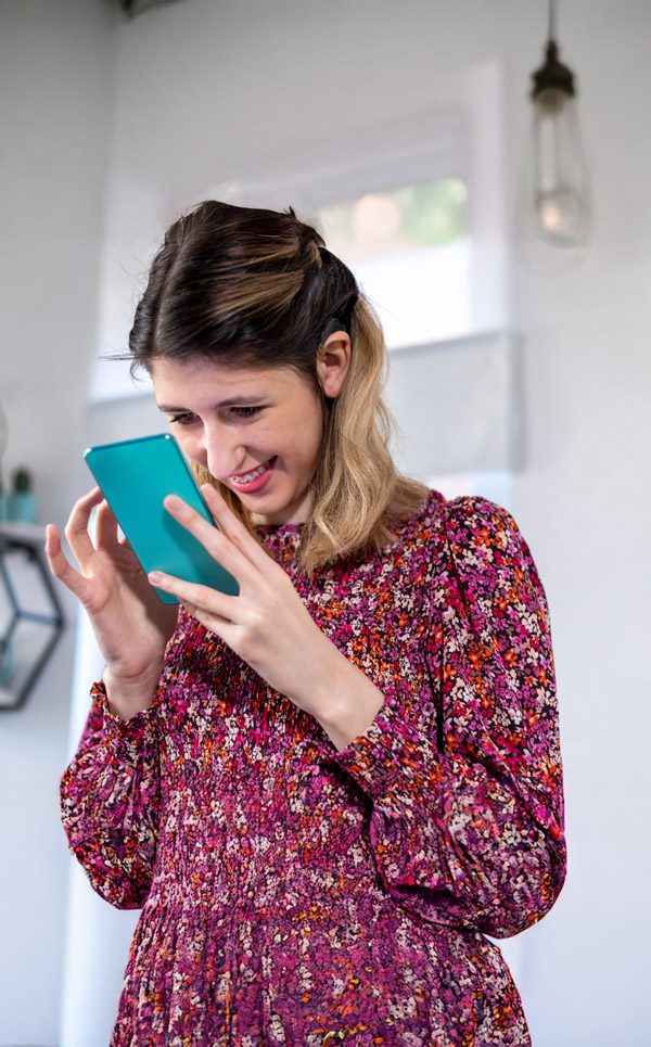 tall-reading-phone-GettyImages-1388194239